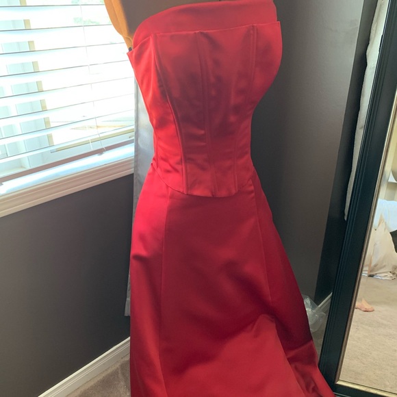 Red corset gown - Picture 2 of 3